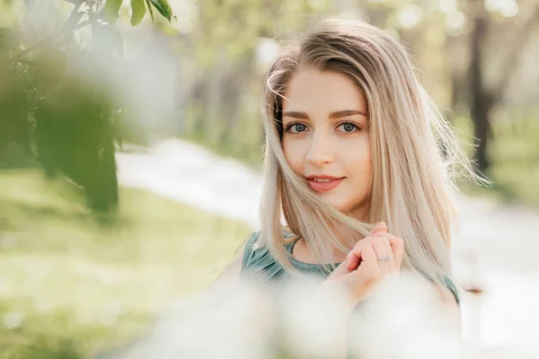 Bahar Bahçesinde Şık Genç Bir Kadının Duygusal Portresi — Stok fotoğraf