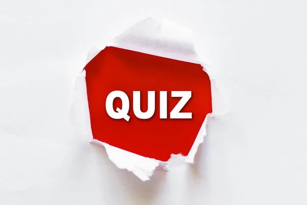 Wit Gescheurd Papier Met Een Woord Quiz — Stockfoto