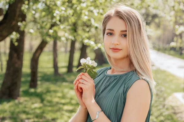 Bahar Bahçesindeki Çekici Sarışın Kadının Portresi — Stok fotoğraf