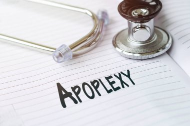 Affedin beni. Kalem steteskopunun yanındaki tıbbi kartta yazı var..