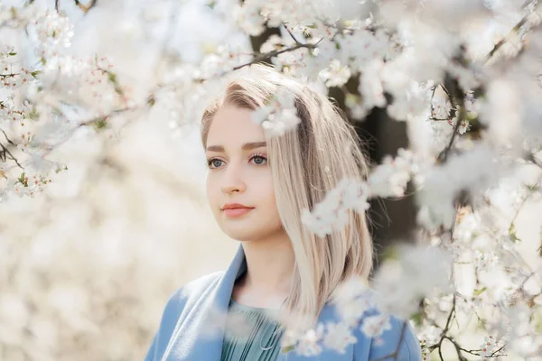 Retrato Feliz Jovem Loira Fêmea Casaco Azul Abraçando Flores Brancas — Fotografia de Stock