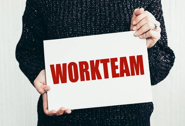 Flicka Som Håller Ett Kort Med Texten Workteam — Stockfoto