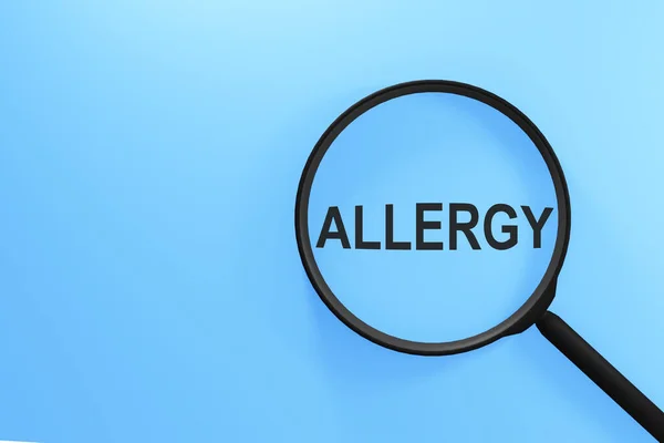 Lupa Con Inscripción Allergy Sobre Fondo Azul — Foto de Stock