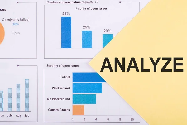 Ordet Analyze Skrivet Gul Bakgrund Med Diagram Och Diagram — Stockfoto