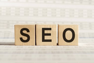 SEO kısaltması - arama motoru optimizasyonu, hafif arkaplanda tahta küplerde.