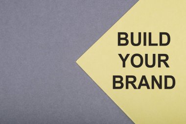 Gri-sarı arkaplan üzerine markanızı oluşturun.