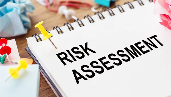 Risico Assessment Tekst Een Notitieblok Met Gerimpeld Papier Papieren Naalden — Stockfoto