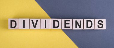 Sözcük, sarı üzerine tahta küplere bölünür - gri arka plan.