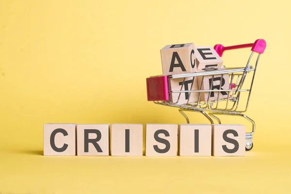 Тележка Деревянными Кубиками Слово Crisis Построенное Кубиков Жёлтом Фоне Концепция — стоковое фото