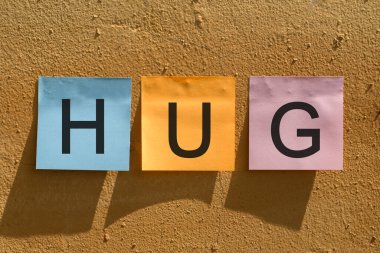 HUG - Kağıt üzerindeki kelimeler duvara yapışır