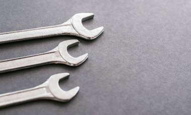 Spanners. Bir sürü anahtar. Endüstriyel geçmiş. İngiliz anahtarı alet takımı. Farklı boyutlarda anahtarlar..