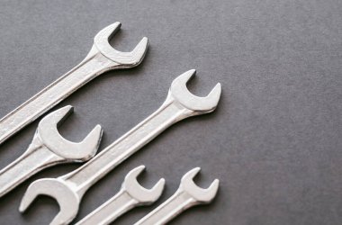 Gri arka planda farklı boyutlarda anahtarlar. Boşluğu kopyala