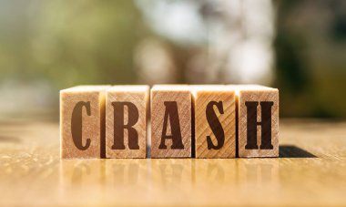 Kelime CRASH güneş ışığında masa üzerine ahşap bloklar inşa ile yapılır.
