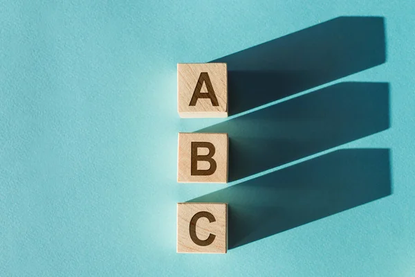 Holzwürfel Bauwort Abc Auf Hellblauem Hintergrund — Stockfoto