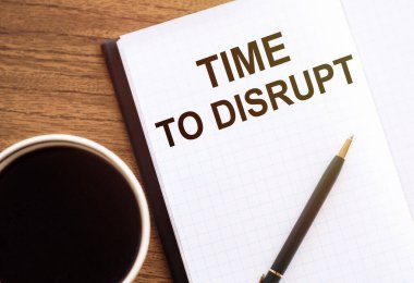 Tahta masadaki not defterine yazı yazma zamanı..