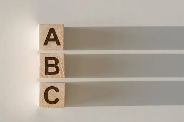 Holzwürfel Mit Dem Wort Abc Mit Fallendem Schatten Auf Grauem — Stockfoto