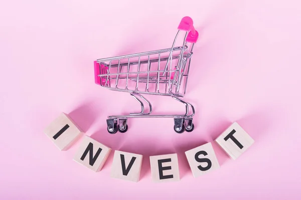 Invest Ahşap Küplerle Ilgili Kelime Pembe Bir Arka Planda Alışveriş — Stok fotoğraf