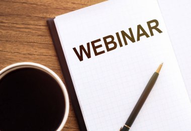 WEBINAR - Tahta masadaki not defterinde metin.