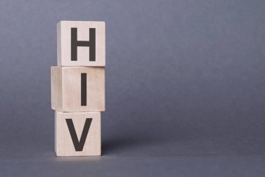 HIV - yazı, tahta bloklara yazılmış, gri arkaplan üzerine.