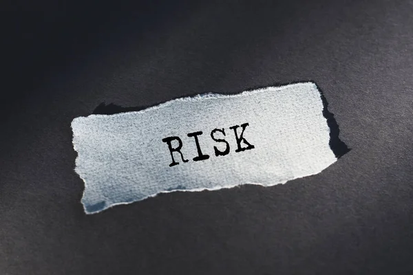 Risk Tekst Gescheurd Papier Donker Bureau Zonlicht — Stockfoto