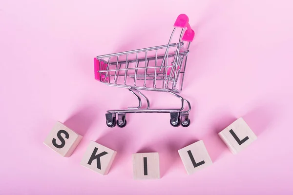 Skill Ahşap Küplerle Ilgili Bir Kelime Pembe Bir Arka Planda — Stok fotoğraf