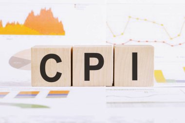 Hafif bir arkaplanda, grafikler, diyagramlar ve üzerinde CPI yazan tahta küpler - tüketici fiyat endeksi.