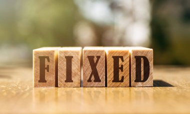 Kelime, güneş ışığında masaya tahta bloklar inşa edilmesiyle sabitlendi.