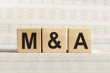 M & A kısaltması - birleşmeler ve kazanımlar, hafif arkaplanda tahta küpler üzerinde.