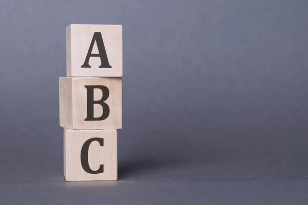 Abc Text Geschrieben Auf Holzklötzen Auf Grauem Hintergrund — Stockfoto