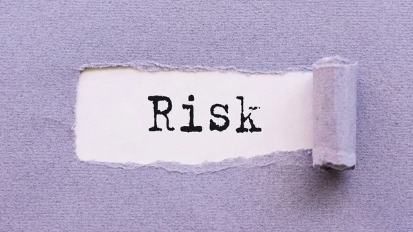 Tekst Risk Verschijnt Gescheurd Lila Papier Tegen Een Witte Achtergrond — Stockfoto