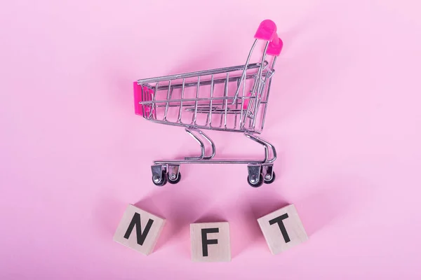 Nft Non Fungible Token Wort Auf Holzwürfeln Auf Rosa Hintergrund — Stockfoto