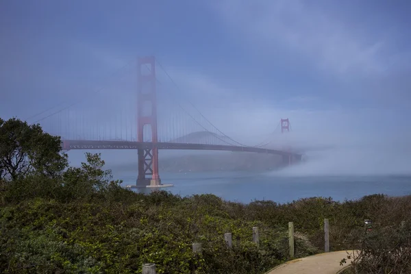 Golden Gate híd alatt a ködben — Stock Fotó