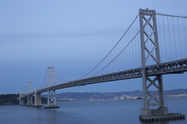 Gün batımında, San Francisco Körfezi Köprüsü