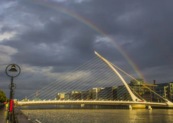 Regnbåge över Dublin en regnig dag — Stockfoto