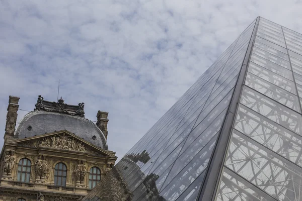 金字塔的卢浮宫-巴黎 — 图库照片