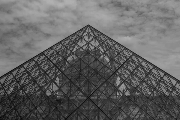Piramida Luwru — Zdjęcie stockowe