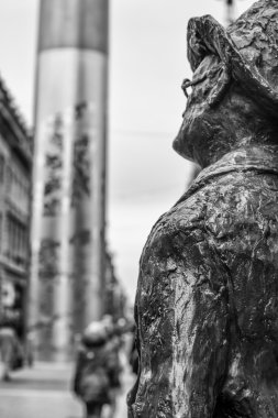 James Joyce Statue Spire O'Connell Street doğru bakıyor