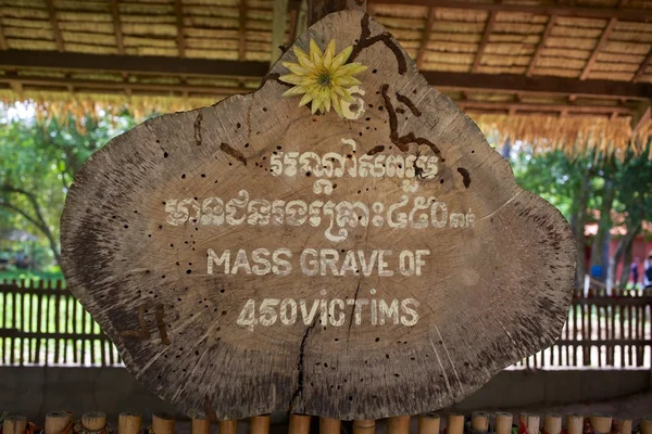 Sign marking location of mass grave in Killing Fields, Cambodia — Stock Photo, Image