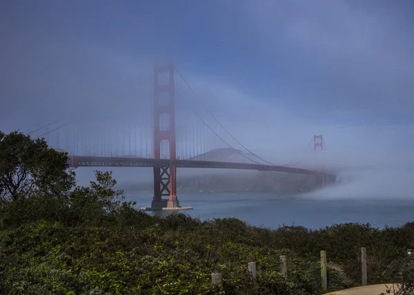 Golden Gate híd alatt a ködben — Stock Fotó