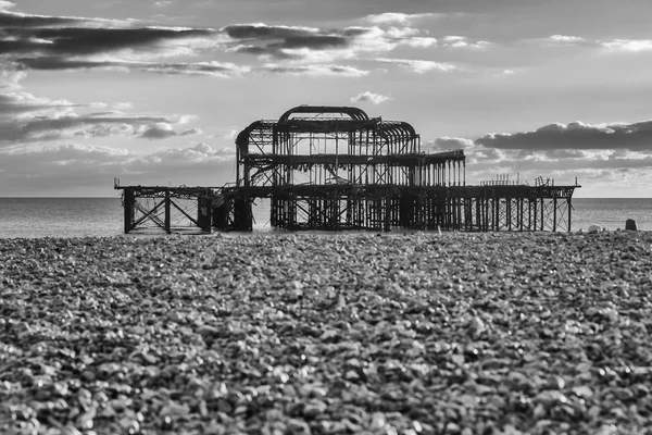 Eski Brighton Pier - siyah ve beyaz