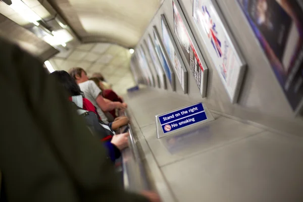 Schild in der Londoner U-Bahn fordert Passagiere auf, sich rechts zu halten — Stockfoto
