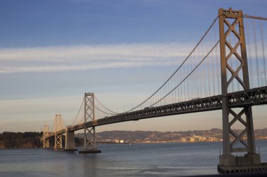 Gün batımında, San Francisco Körfezi Köprüsü