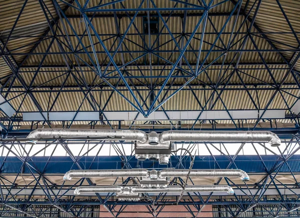 Plafond metalen constructie en ventilatie. Rechtenvrije Stockfoto's