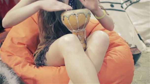 Mädchen spielt auf traditionellen indischen Tabla-Trommeln aus nächster Nähe — Stockvideo
