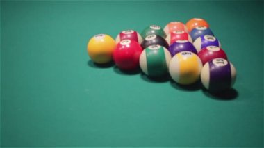Bilardo oynarken. Yakın çekim shot Bilardo oynayan bir adam
