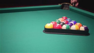 Bilardo oynarken. Yakın çekim shot Bilardo oynayan bir adam