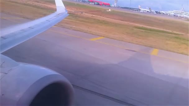 ビッグ ジェット飛行機が滑走路 — ストック動画