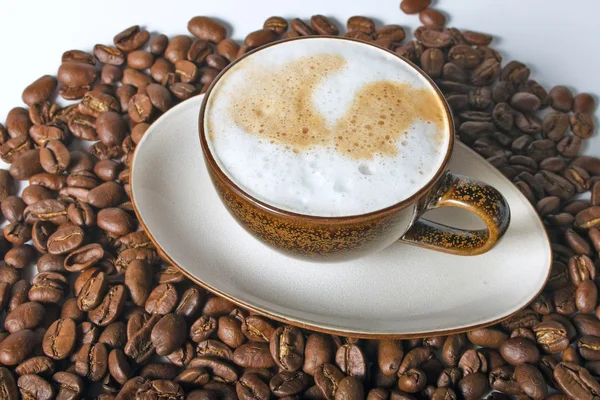 Cangkir kopi dan kacang-kacangan dengan latar belakang putih — Stok Foto