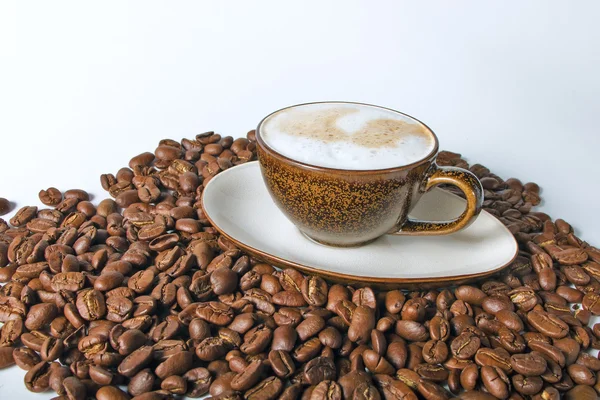 Cangkir kopi dan kacang-kacangan dengan latar belakang putih — Stok Foto