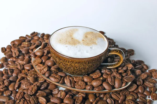 Cangkir kopi dan kacang-kacangan dengan latar belakang putih — Stok Foto